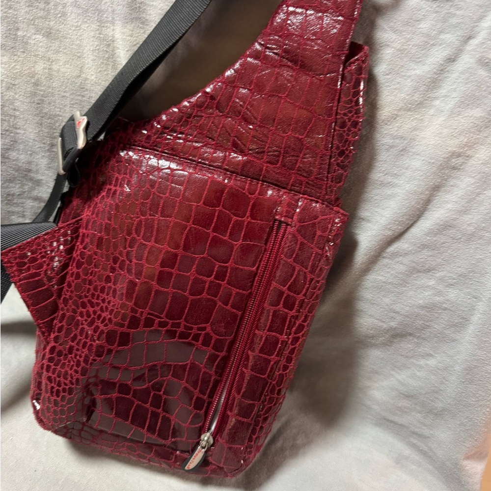 Travelon Red Crocodile Pattern Crossbody Bag - Picture 2 of 8
